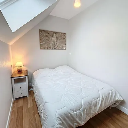 Maison De A 50m De La Et Commerces, 2 Chambres, Cour Mitoyenne - Fr-1-361-114