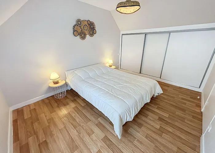 Maison De A 50m De La Et Commerces, 2 Chambres, Cour Mitoyenne - Fr-1-361-114 *