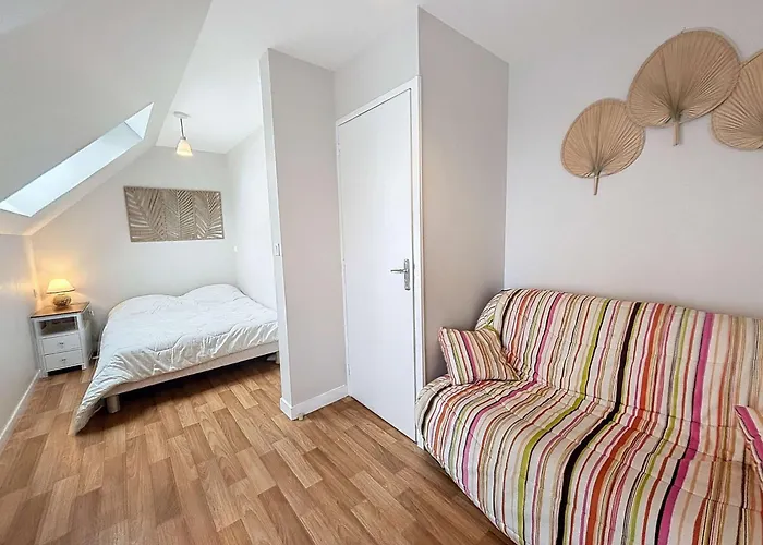 Maison De A 50m De La Et Commerces, 2 Chambres, Cour Mitoyenne - Fr-1-361-114