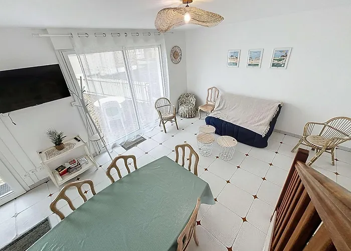 Maison De A 50m De La Et Commerces, 2 Chambres, Cour Mitoyenne - Fr-1-361-114